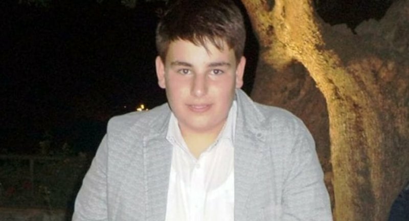 Folgorato mentre gioca, genitori chiedono giustizia