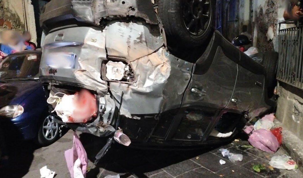 Scappa con 80.000 euro: auto si ribalta, folla l'aiuta