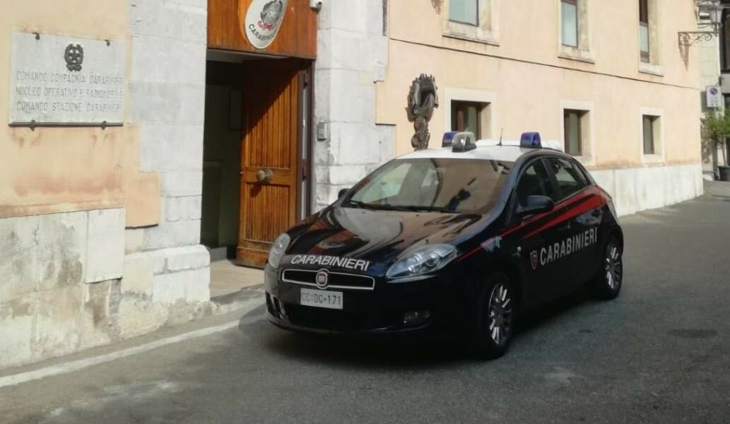 Beccato dalle telecamere mentre incendia l'auto di un carabiniere