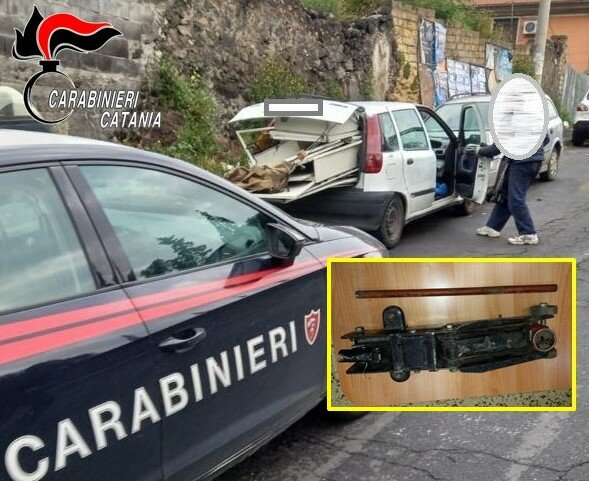 Sdraiato ad alleggerire l'auto: 'Era abbandonata'