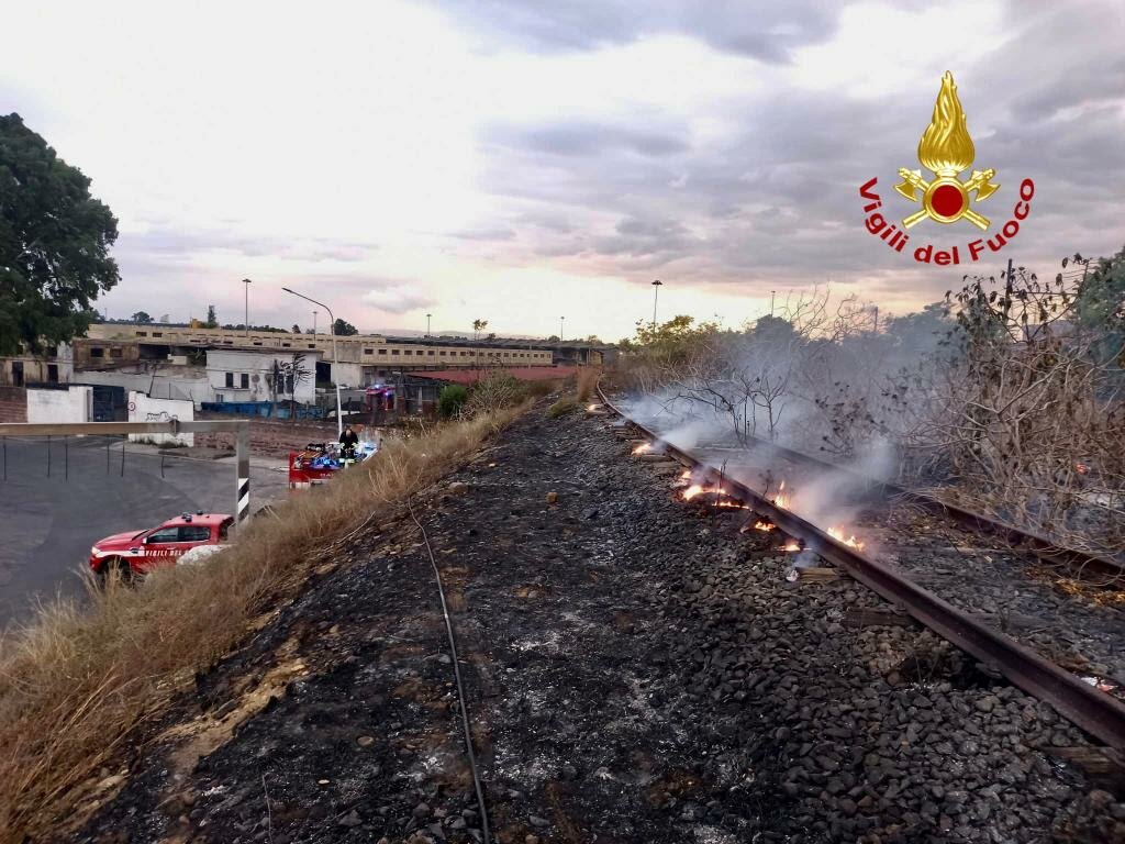 Forte vento e roghi nel Catanese