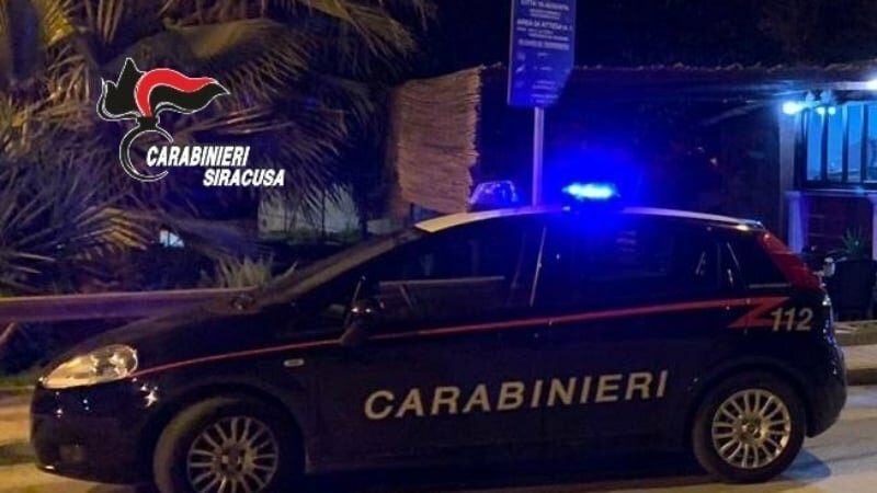 Con la pistola giocattolo minaccia commercianti