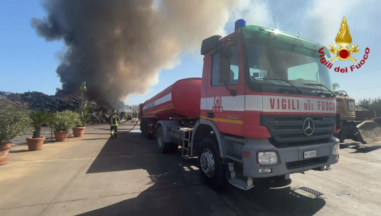 Incendio da paura alla zona industriale