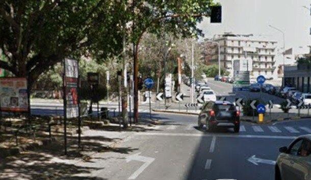 Ruba la macchina e scappa contromano: autoscontro a Catania