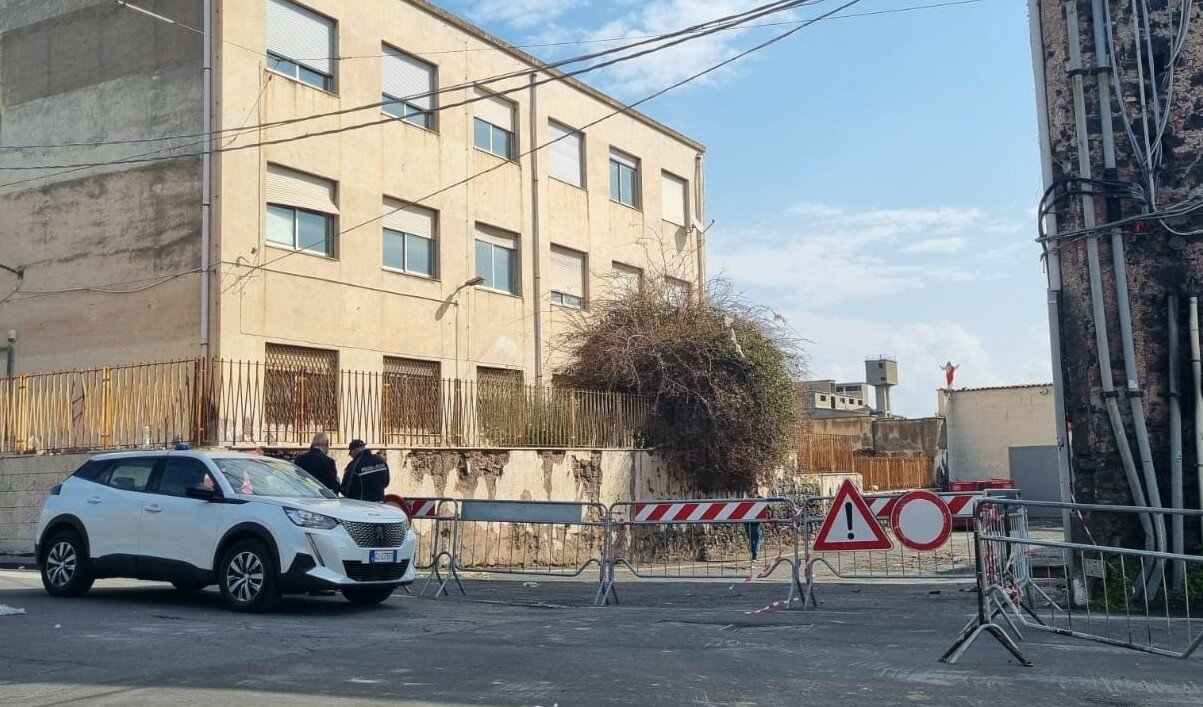 Incendio in via Plaia, chiusa la scuola per precauzione