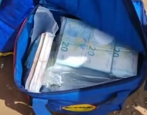 Follia in mare: gettano 500.000 euro, caos tra i bagnanti VIDEO