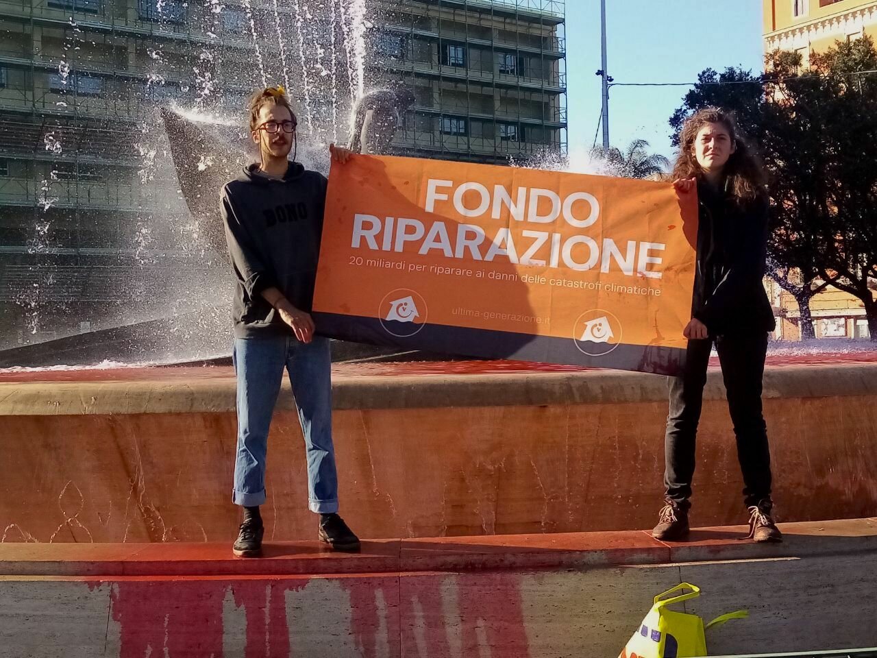 10.ATTIVISTI-SULLA-FONTANA.jpeg 10.ATTIVISTI-SULLA-FONTANA.jpeg