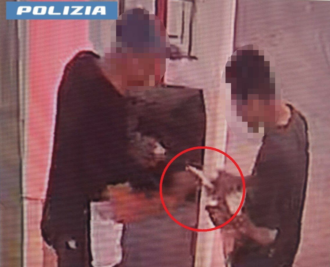 Ruba il bancomat e paga al distributore senza fare rifornimento Ruba il bancomat e paga al distributore senza fare rifornimento