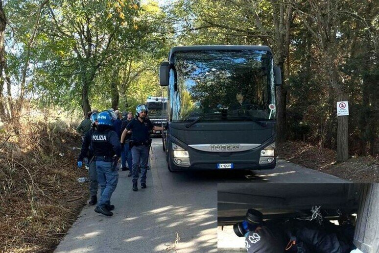 Attivisti bloccano bus con migranti, 17 denunciati