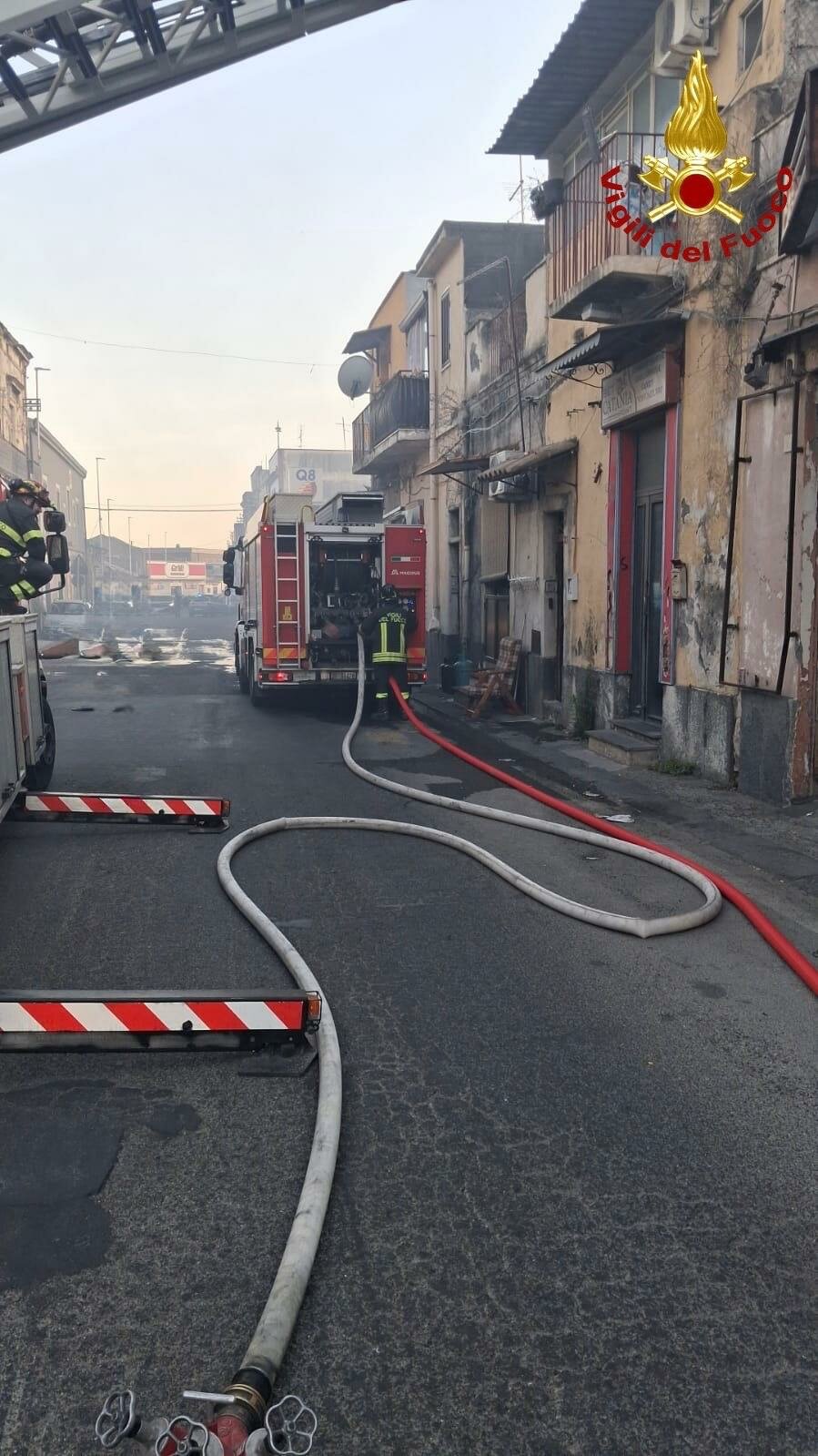 Incendio a Catania, evacuate abitazioni