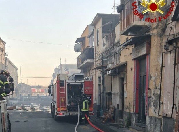 Incendio a Catania, evacuate le case