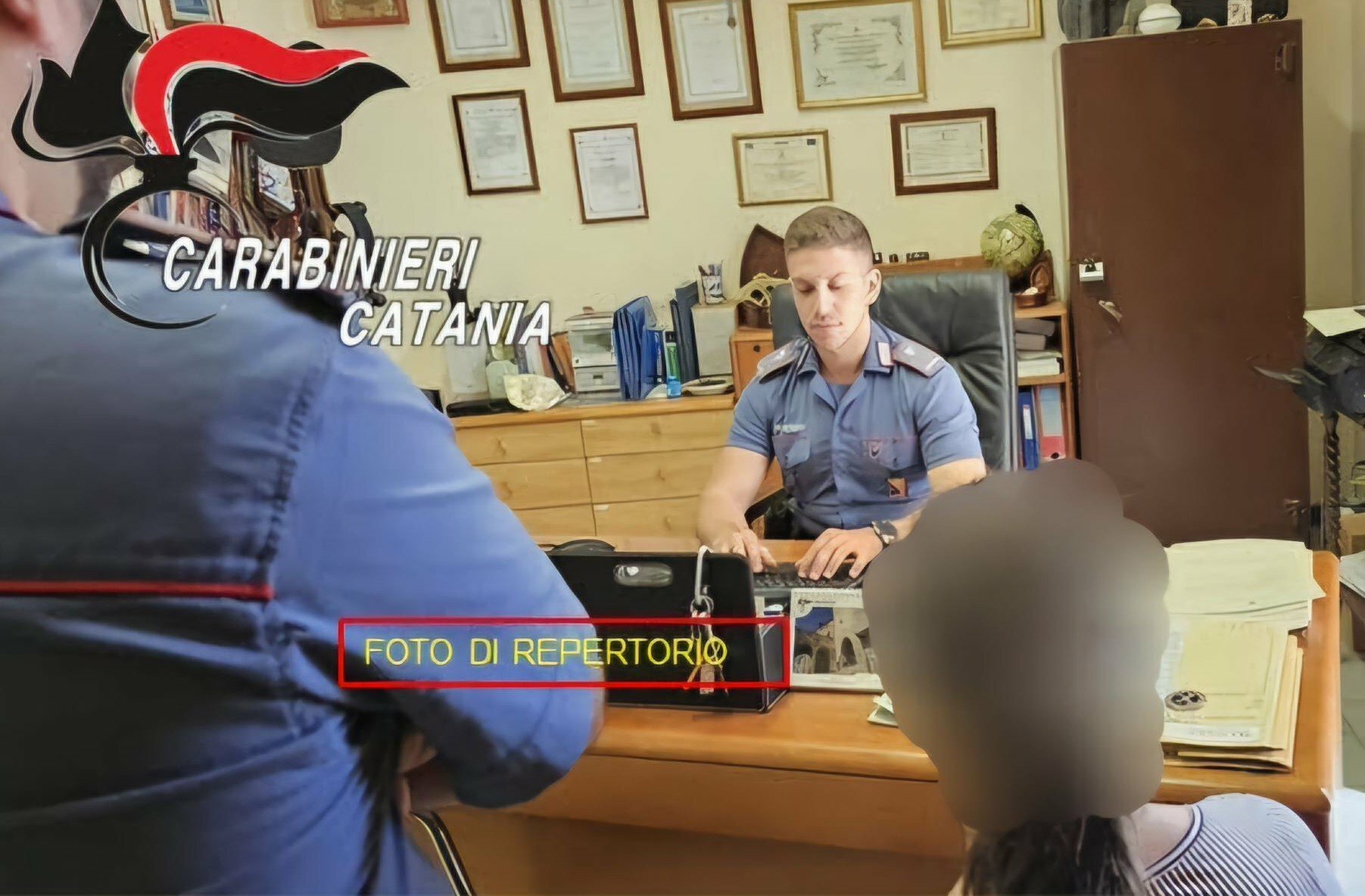 Marito violento perseguita la moglie che lo ha lasciato
