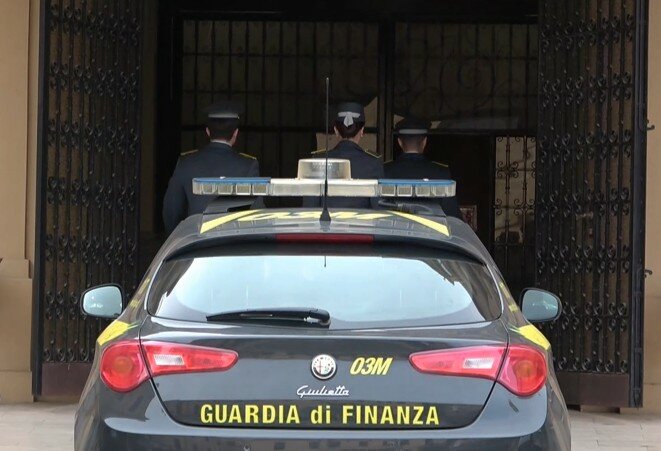Finanziere di Catania beccato con la mazzetta di 4.000 euro