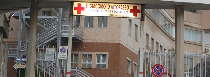 Accoltellato davanti a uno stabilimento balneare