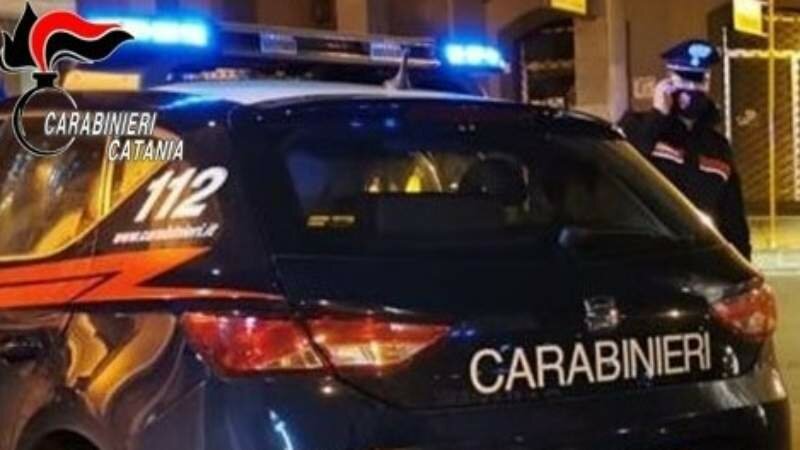 Minaccia commessa col coltello: 'Dammi l'incasso'
