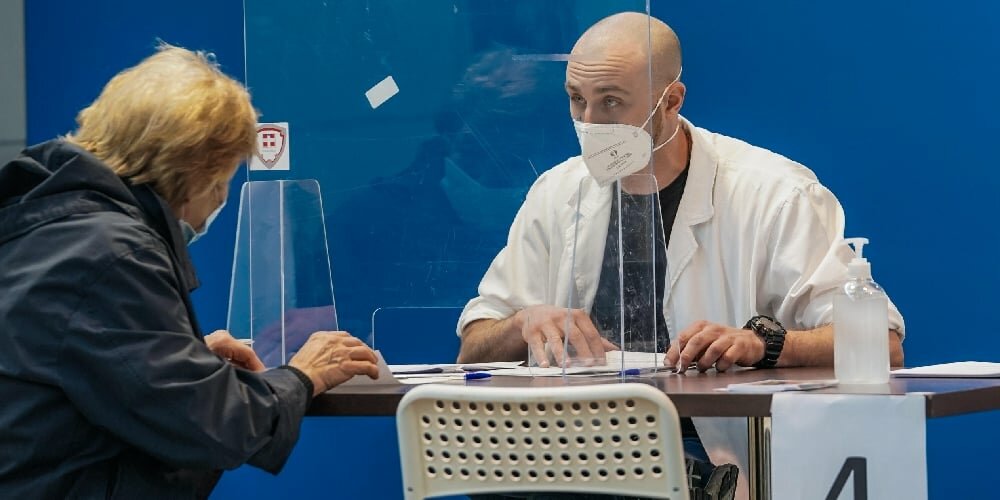 Prenotazioni terze dosi per over 60 siciliani