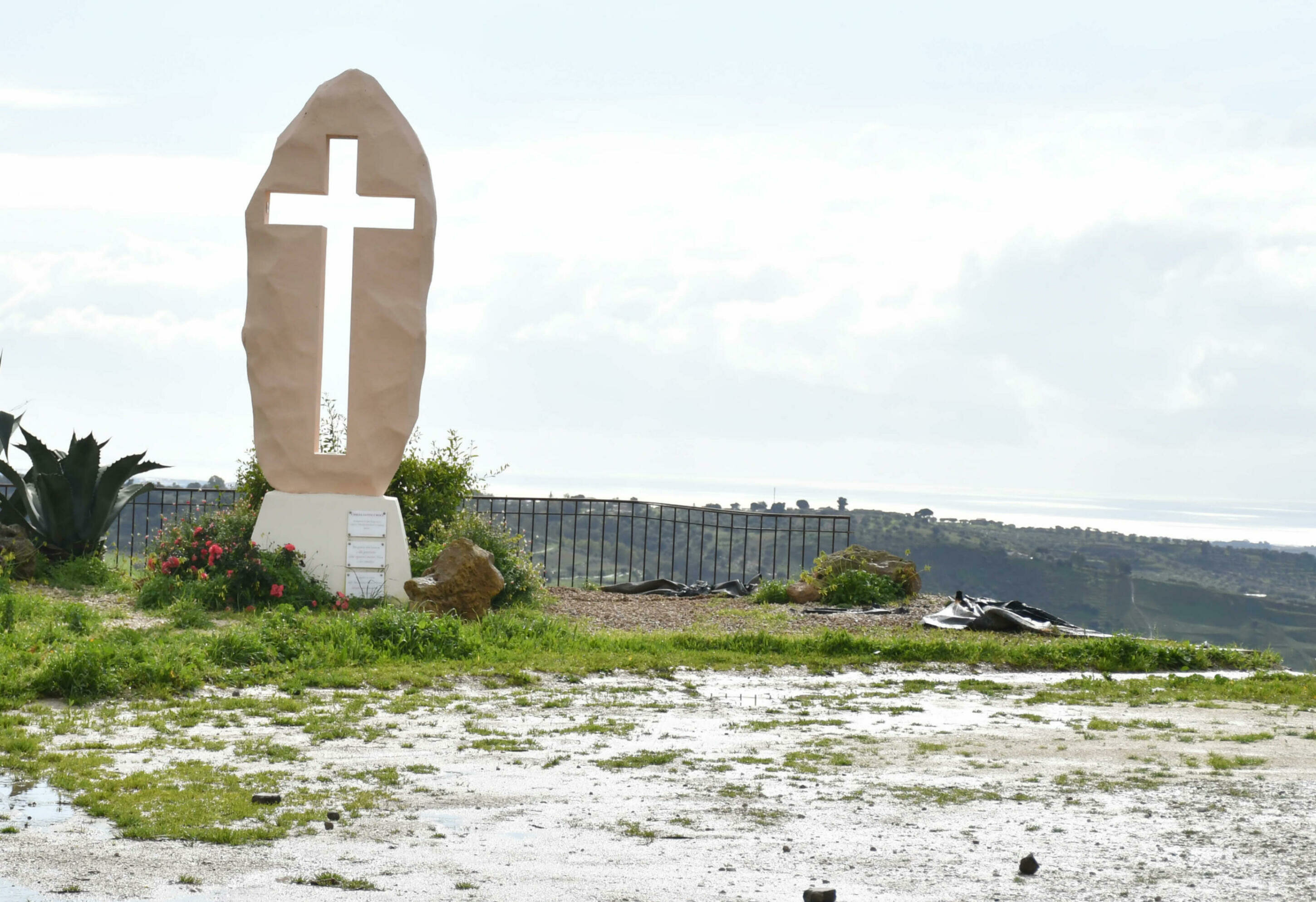Niscemi, caduta la croce simbolo di resistenza Niscemi, caduta la croce simbolo di resistenza