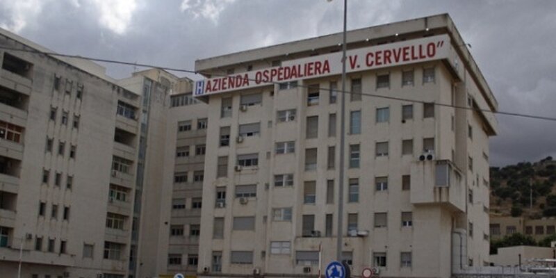 Bimbo di 8 anni cade dal balcone: è grave Bimbo di 8 anni cade dal balcone: è grave