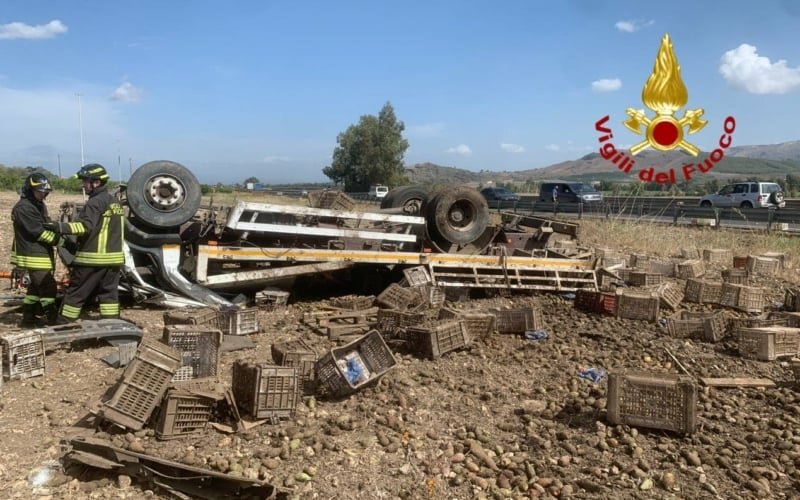 Fuori strada camion carico di fichi d'India