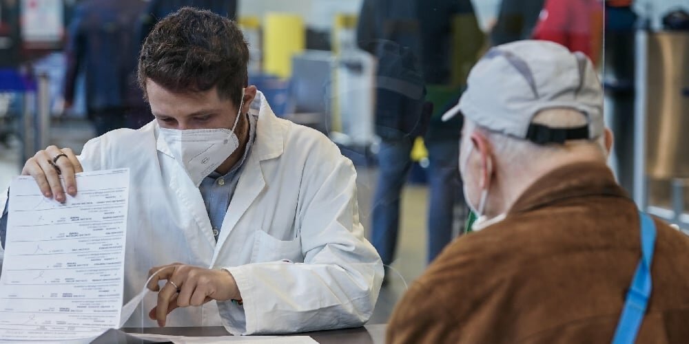 "In Sicilia pronti a terza dose per over 80 e sanitari"