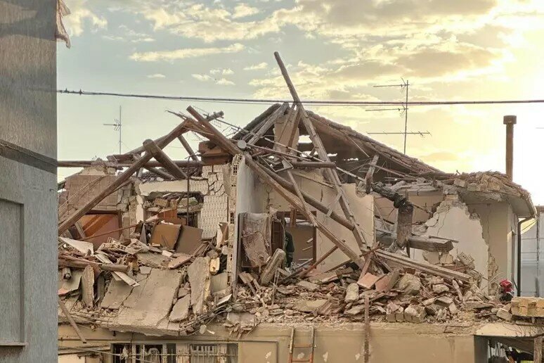 Crolla palazzina dopo esplosione: un ragazzo estratto vivo dalle macerie