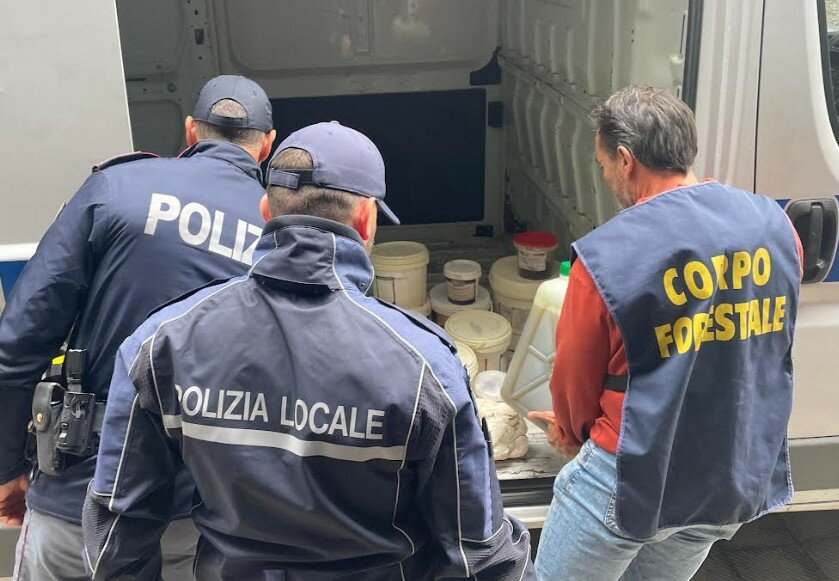 Sequestri a tonnellate in due negozi di Catania Sequestri a tonnellate in due negozi di Catania