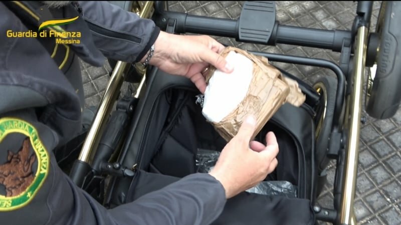 Passeggino imbottito di cocaina e munizioni