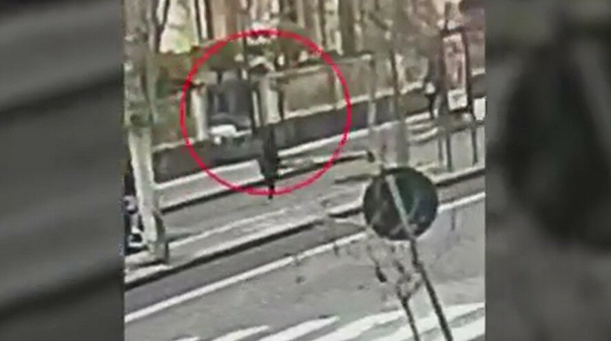 Lo butta a terra e gli porta via la pensione in corso Italia: il video