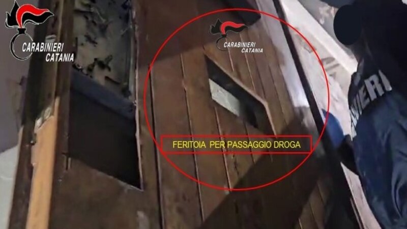 San Cristoforo, spaccio da porta blindata con feritoia