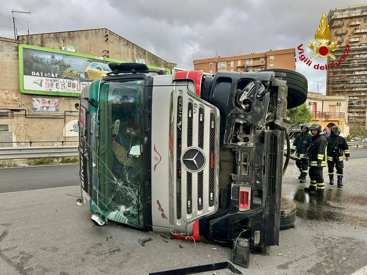 Tir si ribalta, traffico paralizzato a Palermo Tir si ribalta, traffico paralizzato a Palermo