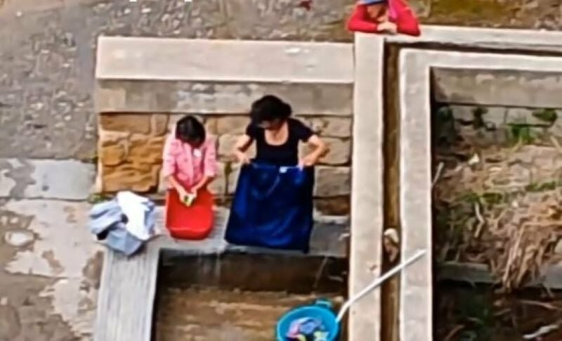 Citt&agrave; senza acqua: nonna e nipotina vanno al lavatoio
