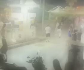 Mega rissa davanti a un locale di Giardini Naxos