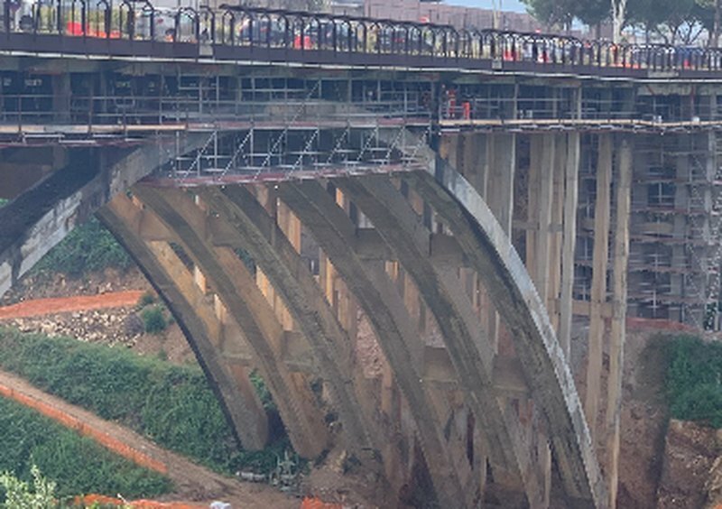 Vuole gettarsi dal ponte: tira e molla per salvarlo