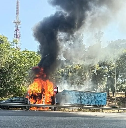 Camion a fuoco ai caselli di San Gregorio Camion a fuoco ai caselli di San Gregorio