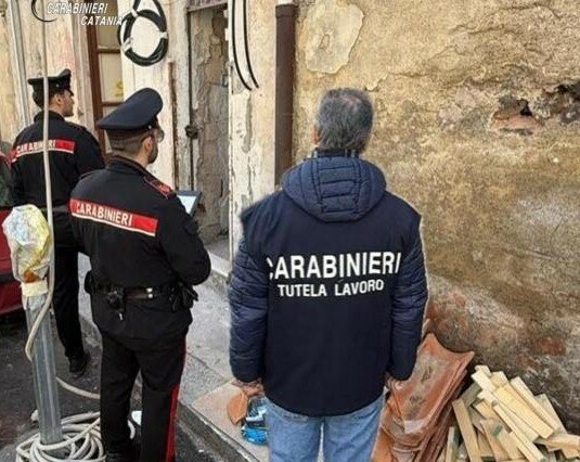 Nel cantiere catanese in nero 6 su 7