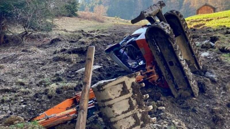 Cade dall'escavatore e muore