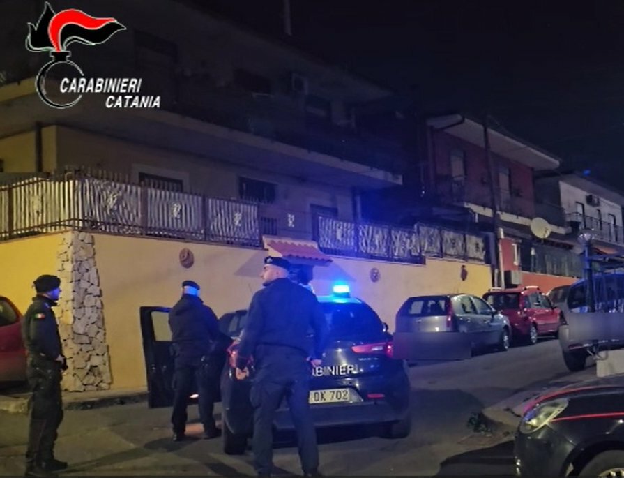 Controllavano 4 piazze di spaccio catanesi: 10 arresti
