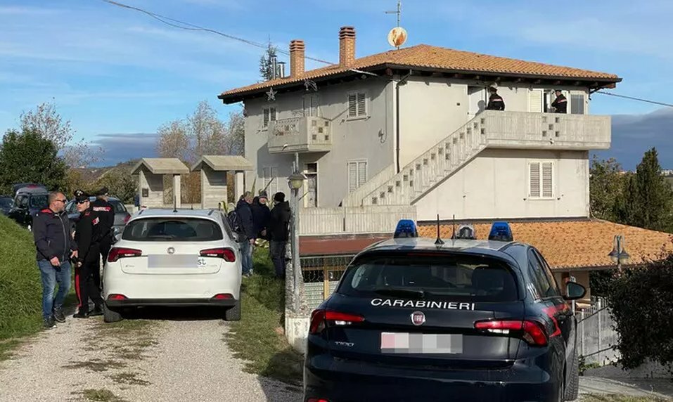 Uccide moglie a coltellate e poi tenta il suicidio