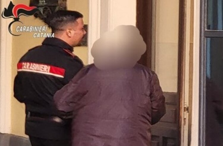 Picchiato e umiliato dal figlio, lo fa arrestare