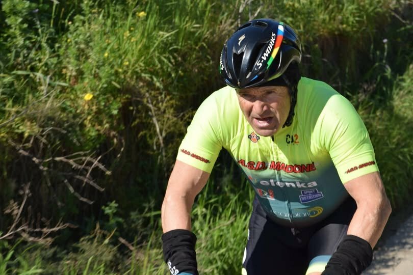 Travolto da un'auto durante manovra, muore ciclista