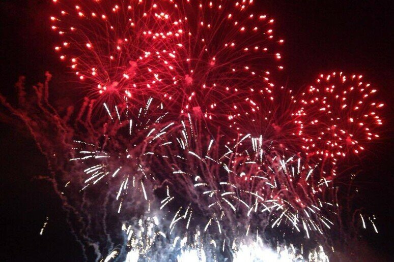 Fuochi d'artificio verso la pista dell'aeroporto: bloccata festa abusiva