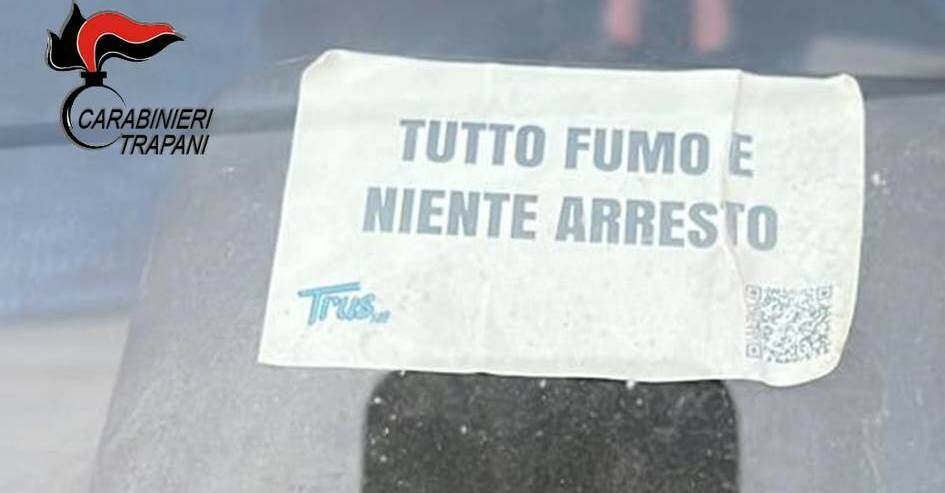 Cartello sul cruscotto, preso il pusher spiritoso
