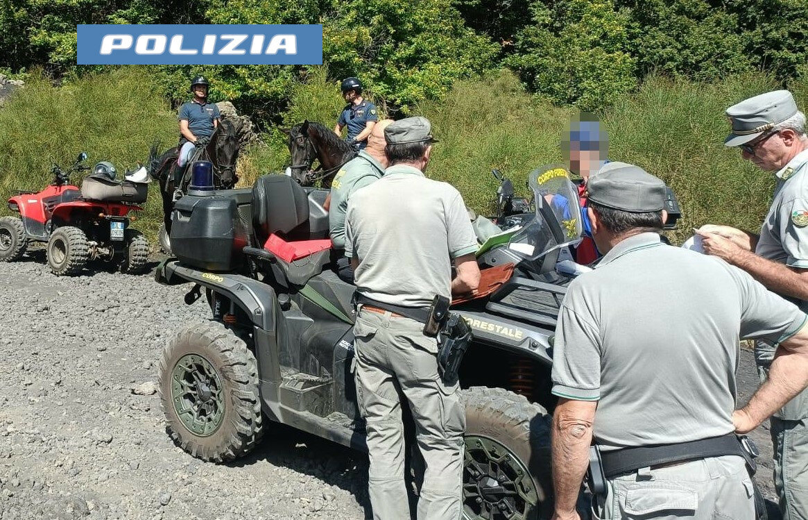 Sfrecciano con quad e moto nel Parco dell'Etna
