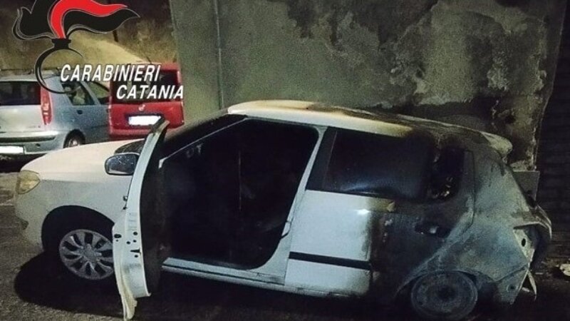 Biancavilla: incendia l’auto del rivale in amore Biancavilla: incendia l’auto del rivale in amore