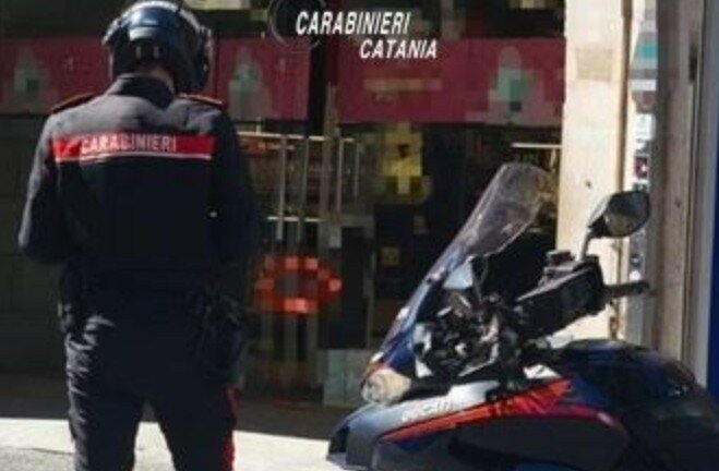 Catania, il ladro di vestiti &egrave; troppo rumoroso