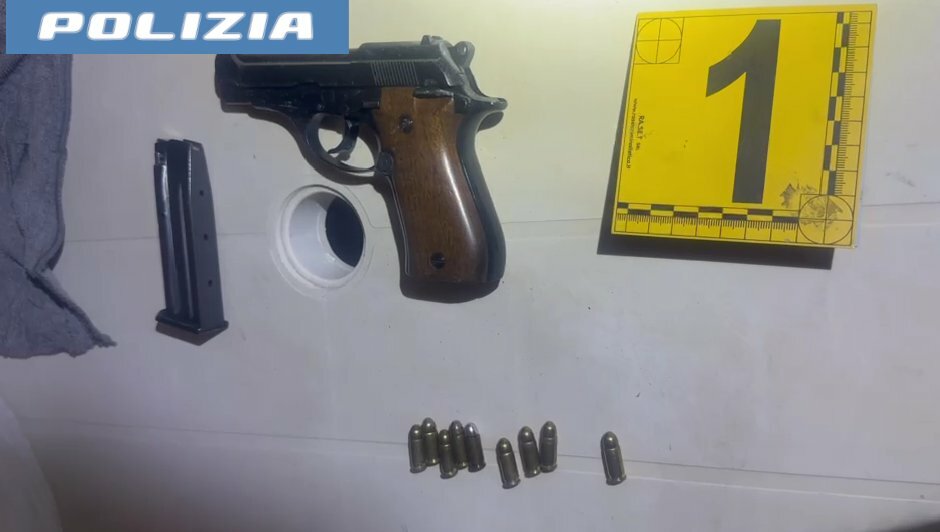 Pistola e cartucce in un condominio catanese Pistola e cartucce in un condominio catanese