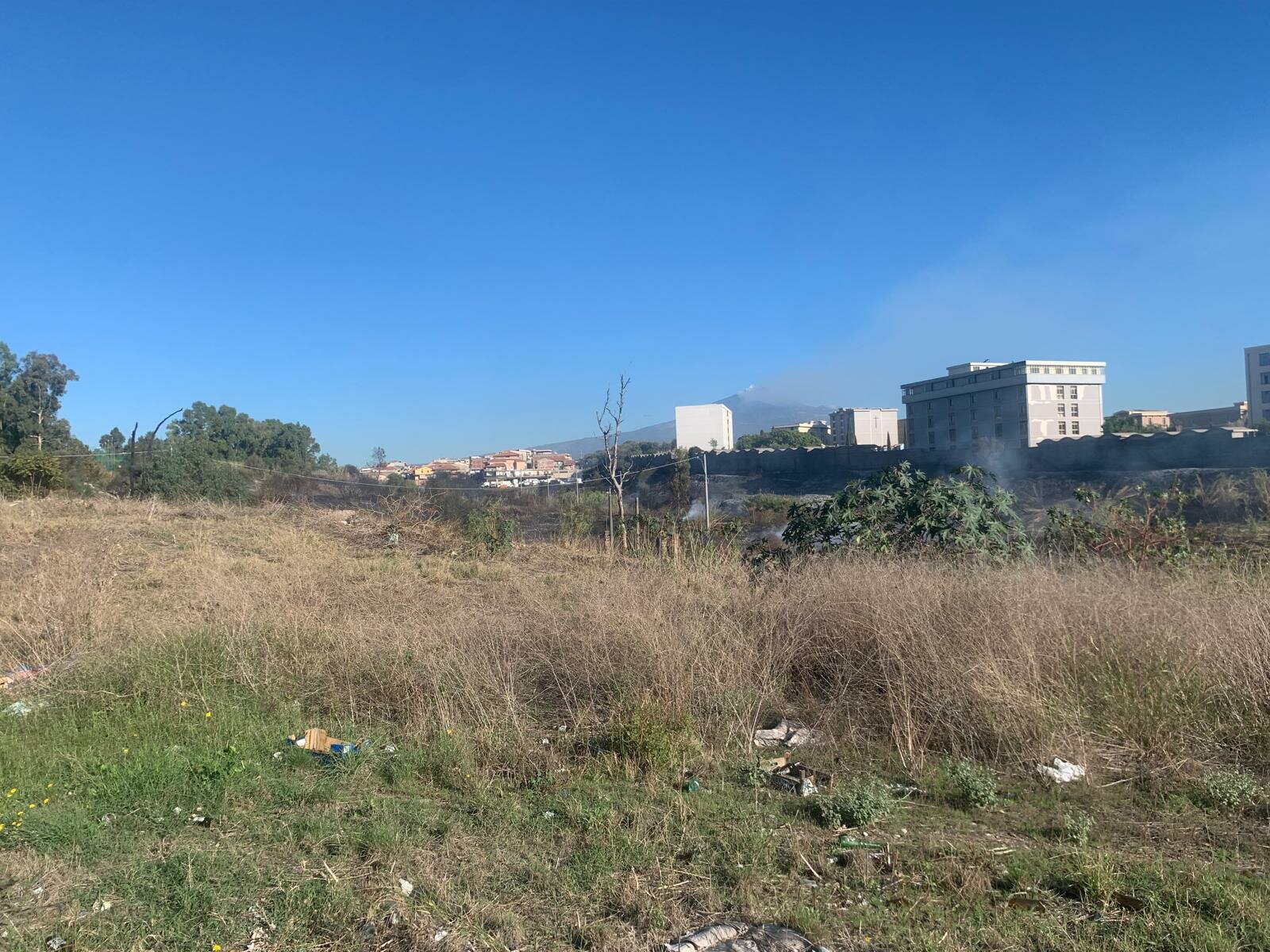 Cimitero, terreni incolti e discariche: rischio incendi