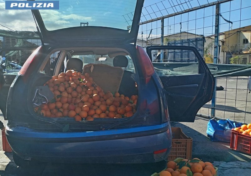 Auto troppo inclinata, era stracarica di arance rubate