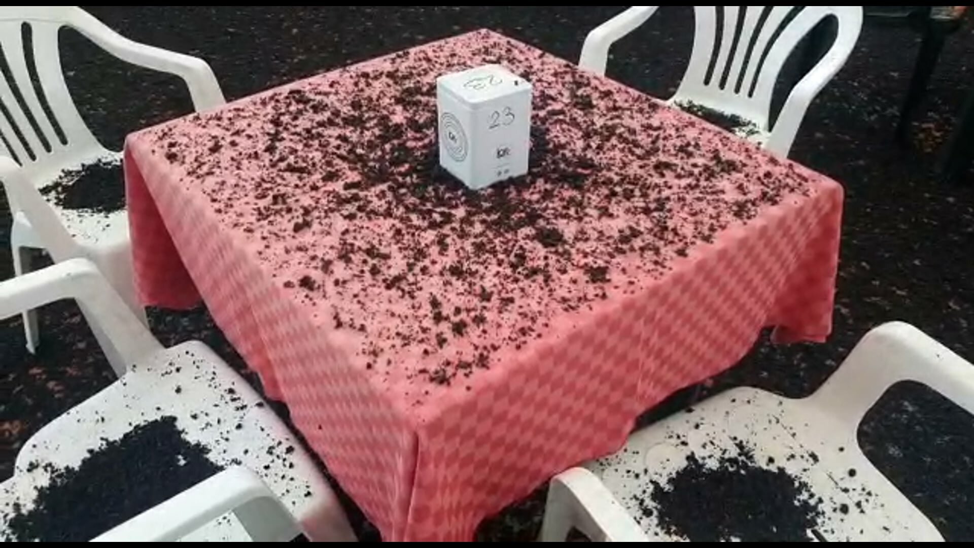 Pioggia di cenere su Milo