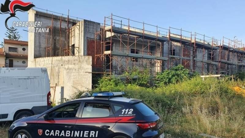 Riposto, rubano ponteggi in un cantiere